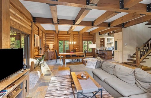 Saint-Faustin-Lac-Carre Ski Chalet | Log Chalet ~ Spa & Firepit ~ Arcade, Billiards & Foosball ~ Walk to the Hill