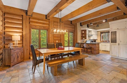 Saint-Faustin-Lac-Carre Ski Chalet | Log Chalet ~ Spa & Firepit ~ Arcade, Billiards & Foosball ~ Walk to the Hill