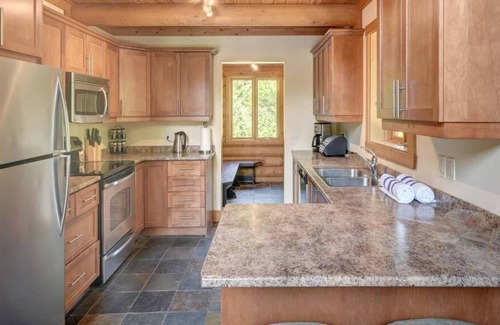 Labelle Ski Chalet | Log Cottage: 4 bedrooms, 3 bathrooms, Hot tub, Internet - 30 min Mont Tremblant