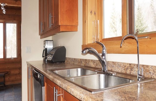 Labelle Ski Chalet | Log Cottage: 4 bedrooms, 3 bathrooms, Hot tub, Internet - 30 min Mont Tremblant