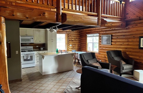 Tobermory Cottage | Log Cottage- 43 Head St