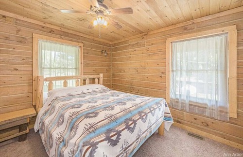 Onondaga Cottage | Log Farm House **HOT TUB**
