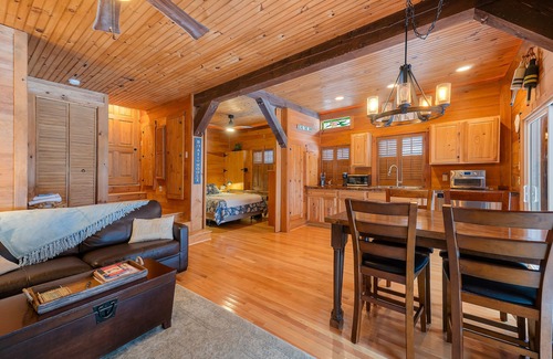 South Berwick House | Log Guest Home, Fenced Patio w/BBQ, Firepit, and more! 5 Mi to Ogunquit Center.