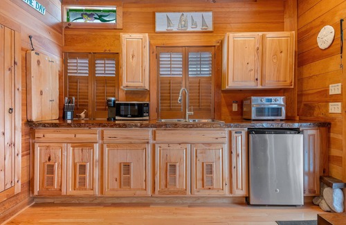South Berwick House | Log Guest Home, Fenced Patio w/BBQ, Firepit, and more! 5 Mi to Ogunquit Center.