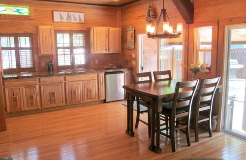 South Berwick House | Log Guest Home, Fenced Patio w/BBQ, Firepit, and more! 5 Mi to Ogunquit Center.