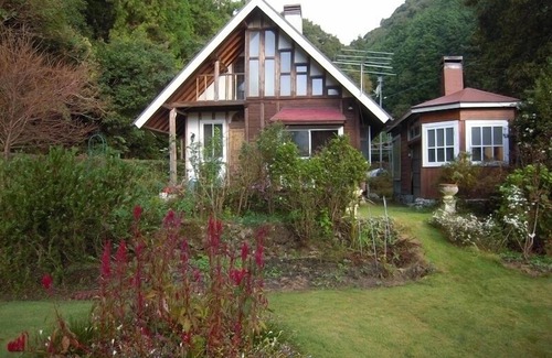 Hata-gun Cottage | Log guest house with wide lawn garden
