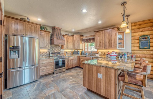 Mesa Cabin | Log Haven 2 BR Cabin-Ski & Bike at Powderhorn Mtn!