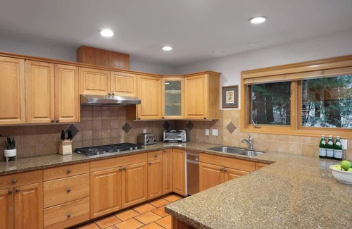 Blueberry Hill House | Log Home, Free Village Parking! Hot Tub, Fireplace