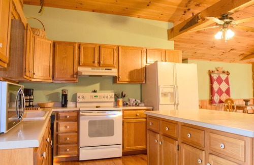 Knoxville House | Log home on 50 acres. Private, convenient, beautiful. A little bit of paradise.