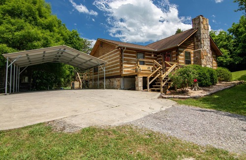 Knoxville House | Log home on 50 acres. Private, convenient, beautiful. A little bit of paradise.