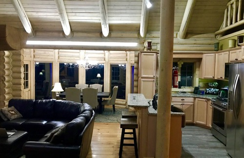 Bozeman House | Log Home, Stunning Views, Smart Tech Galore & Hot Tub on 23 Acres