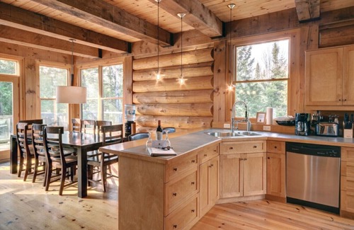 Lac Superieur Village Cottage | Log Home Vallée du nord #056