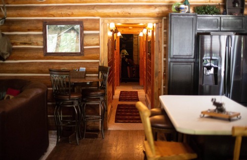 Darby House | Log Home with HUGE deck and riverfront access! Near set of YELLOWSTONE :)