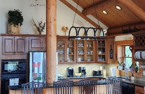 Maggie Valley House | Log Home with Mountain view VERY PRIVATE! Spa Sauna & Hot Tub "The Love Nest"
