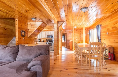 Tannersville Cabin | Log House/w Hot tub, Sauna, Bar, Mins to Hunter