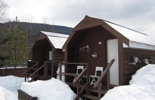 Avola Cabin | Log Inn & Pub