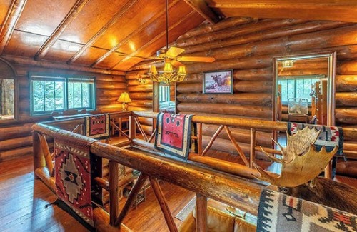 Ely Cottage | Log Lodge .