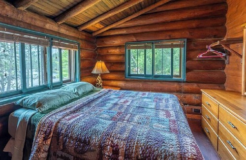 Ely Cottage | Log Lodge .