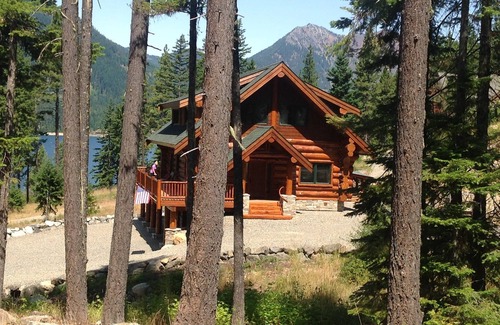Cle Elum Cabin | Log sanctuary w/hot tub walking distance to Lake Cle Elum game room & deck views