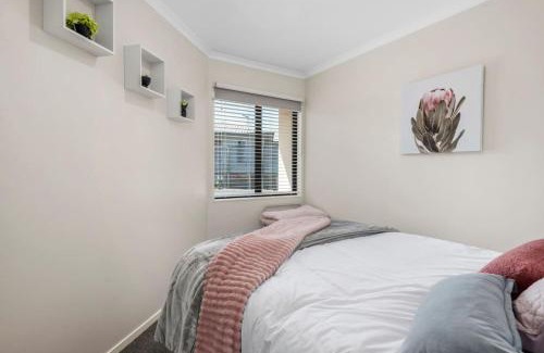 Wharewaka House | Logan House, Stylish Getaway With BBQ and Yard