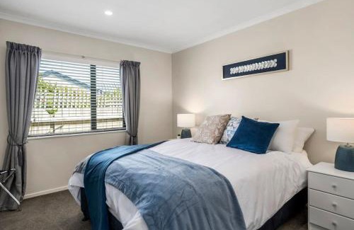 Wharewaka House | Logan House, Stylish Getaway With BBQ and Yard