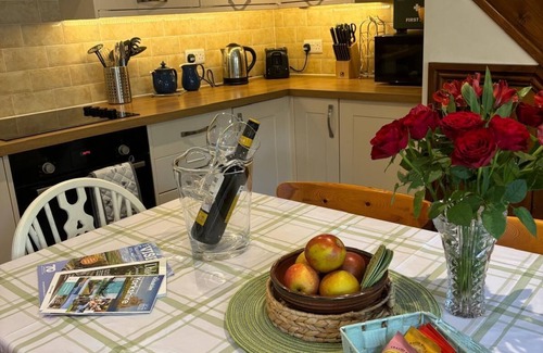 Hawes Cottage | Logburner/Inglenook Fireplace. Dogs Welcome, By A Great Pub & The Pennine Way.