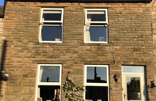 Hawes Cottage | Logburner/Inglenook Fireplace. Dogs Welcome, By A Great Pub & The Pennine Way.