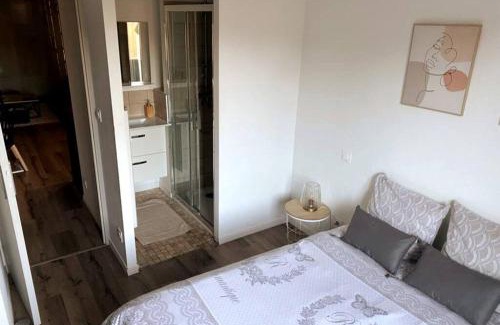 Brive-la-Gaillarde Apartment | Logement à Brive près de la campagne et centre-ville, avec parking privé, climatisation, et double balcon privé