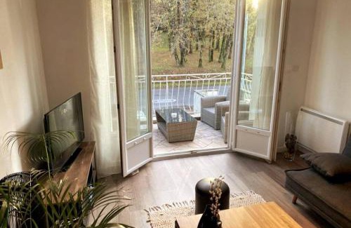 Brive-la-Gaillarde Apartment | Logement à Brive près de la campagne et centre-ville, avec parking privé, climatisation, et double balcon privé