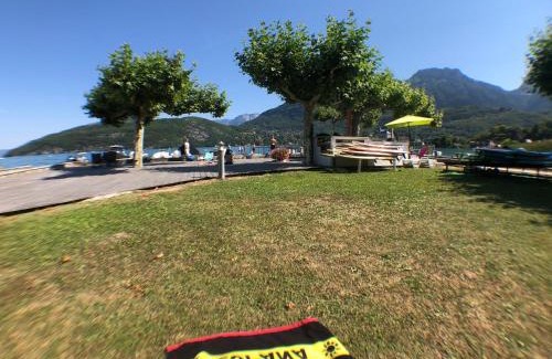 Duingt Apartment | Logement atypique avec vue unique panoramique sur le lac d’Annecy, dans une résidence avec plage et ponton privée sur la commune de Duingt (Rive gauche du lac).