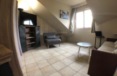 Duingt Apartment | Logement atypique avec vue unique panoramique sur le lac d’Annecy, dans une résidence avec plage et ponton privée sur la commune de Duingt (Rive gauche du lac).