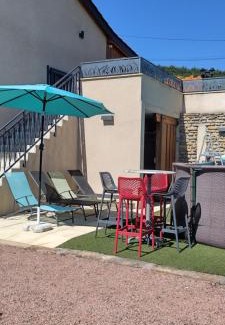 Pierreclos Apartment | logement avec espace exterieur et jolie vue