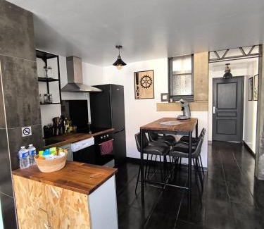 Essert Apartment | Logement avec salle cinéma
