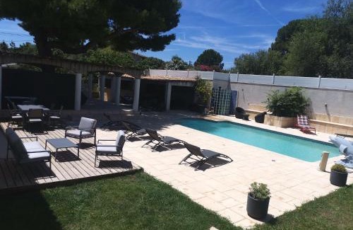 Poussan Apartment | Logement cosy avec piscine et jacuzzi privé
