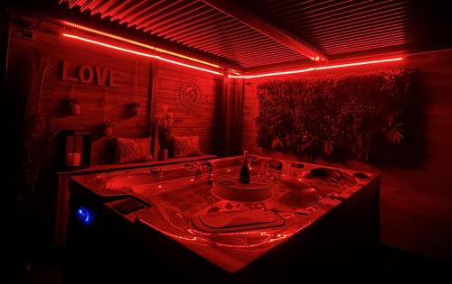 Poussan Apartment | Logement cosy avec piscine et jacuzzi privé