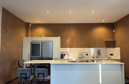 Francheville Condo | Logement de Luxe Avec Piscine Intérieure Privée