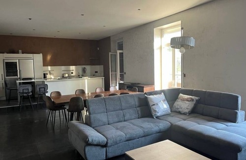 Francheville Condo | Logement de Luxe Avec Piscine Intérieure Privée