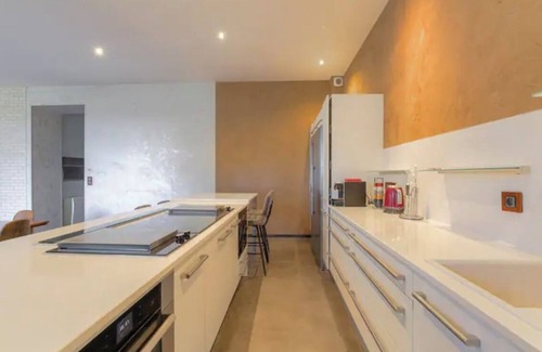 Francheville Condo | Logement de Luxe Avec Piscine Intérieure Privée