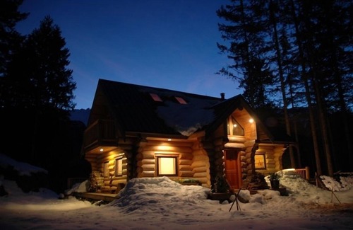 Upper Squamish House | Loghouse Lodge with Glacier View and Private Natural Swimming Pond