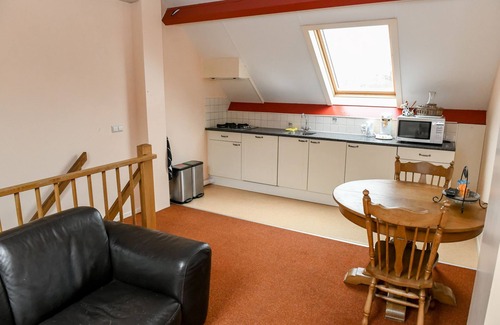Leidschendam Apartment | Logies 7: Spacious 2-person apartment.