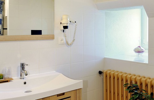 Saint-Martin-le-Beau Hotel | Logis Auberge de la Treille