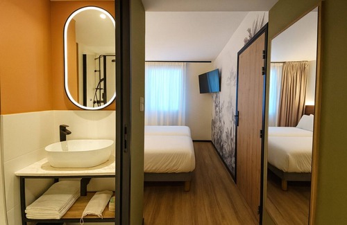 Saint-Cyr-sur-Mer Hotel | Logis Hôtel de Port d'Alon