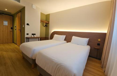 Saint-Cyr-sur-Mer Hotel | Logis Hôtel de Port d'Alon - St Cyr sur Mer