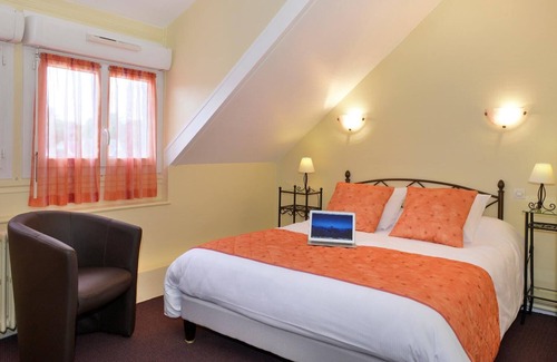 Salbris Hotel | Logis Hôtel du Dauphin