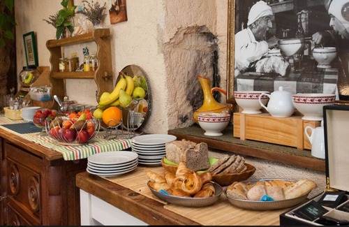 Manzac-sur-Vern Hotel | Logis Hôtel Le Lion d'Or