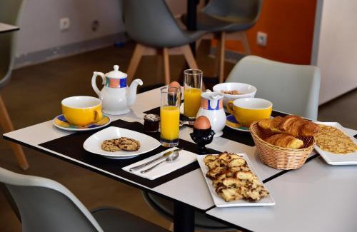 Vernantes Hotel | Logis Hôtel Le Pélican & son restaurant