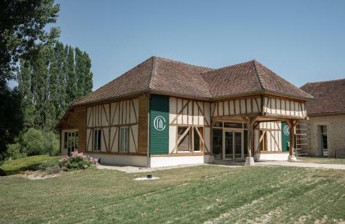 Bourguignons Hotel | Logis Hôtel-Restaurant Domaine de Montecristo
