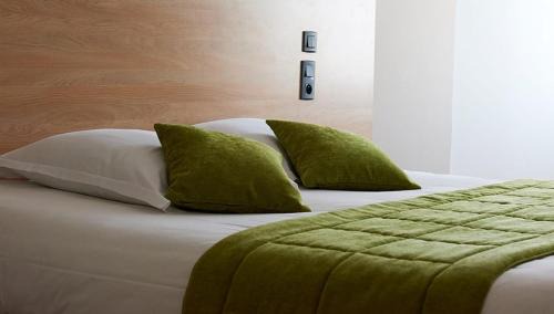 Ernee Hotel | Logis Hôtel-restaurant Le Grand Cerf