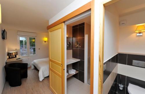 Banassac Hotel | Logis Hôtel Restaurant Les 2 Rives - A75, en bordure de rivière