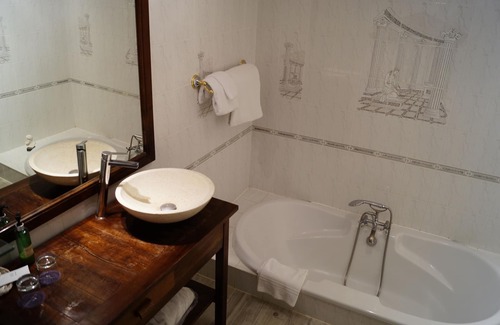 Dirac Hotel | Logis Hôtels Domaine du Châtelard